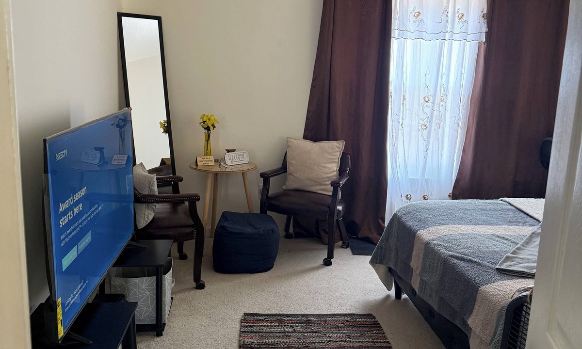 East Highland Park House | Cozy 1-bedroom in lovely house near Richmond w AC & Netflix w SHARED Bathroom