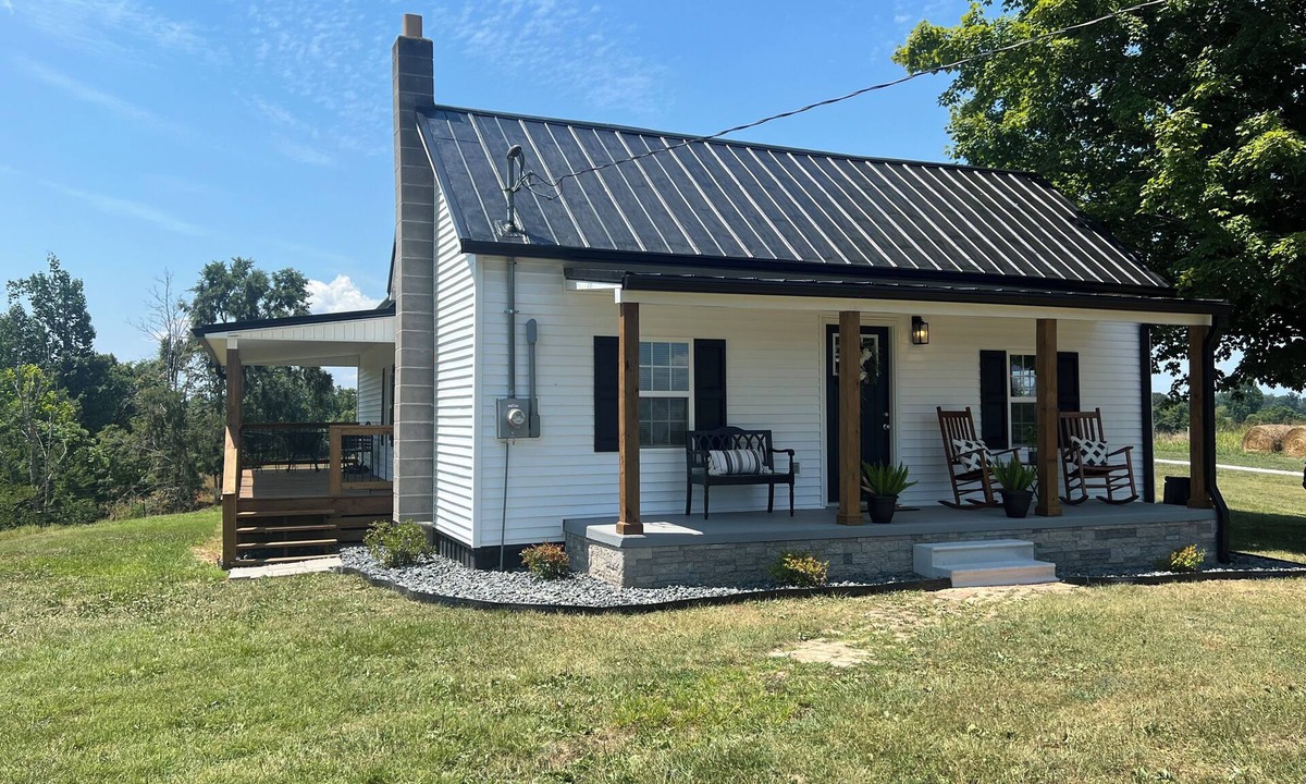 Monticello House | Cozy 2 bedroom/2 bath house located near lake with lots of privacy and parking!
