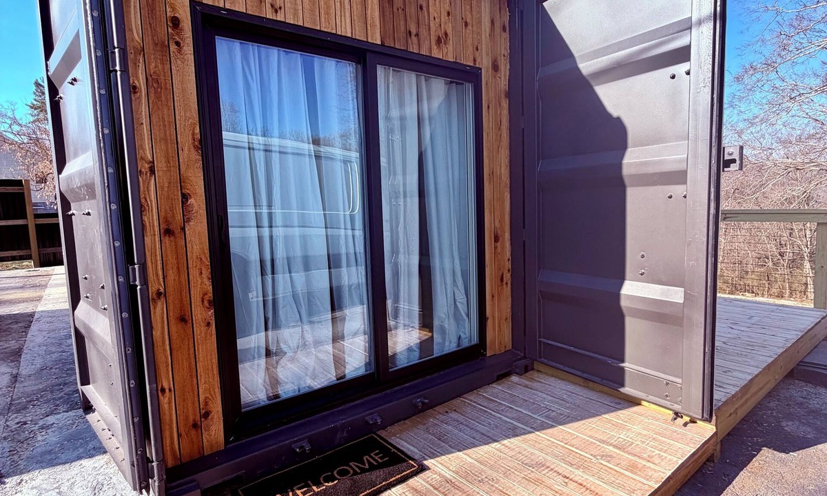 Lupton City Apartment | Cozy 2-bedroom apartment in charming Whitwell with AC
