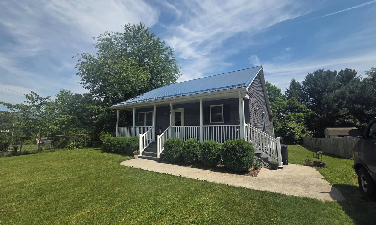 Goldbond House | Cozy 2-bedroom home in SW Virginia near the New River & 20 minutes to Blacksburg