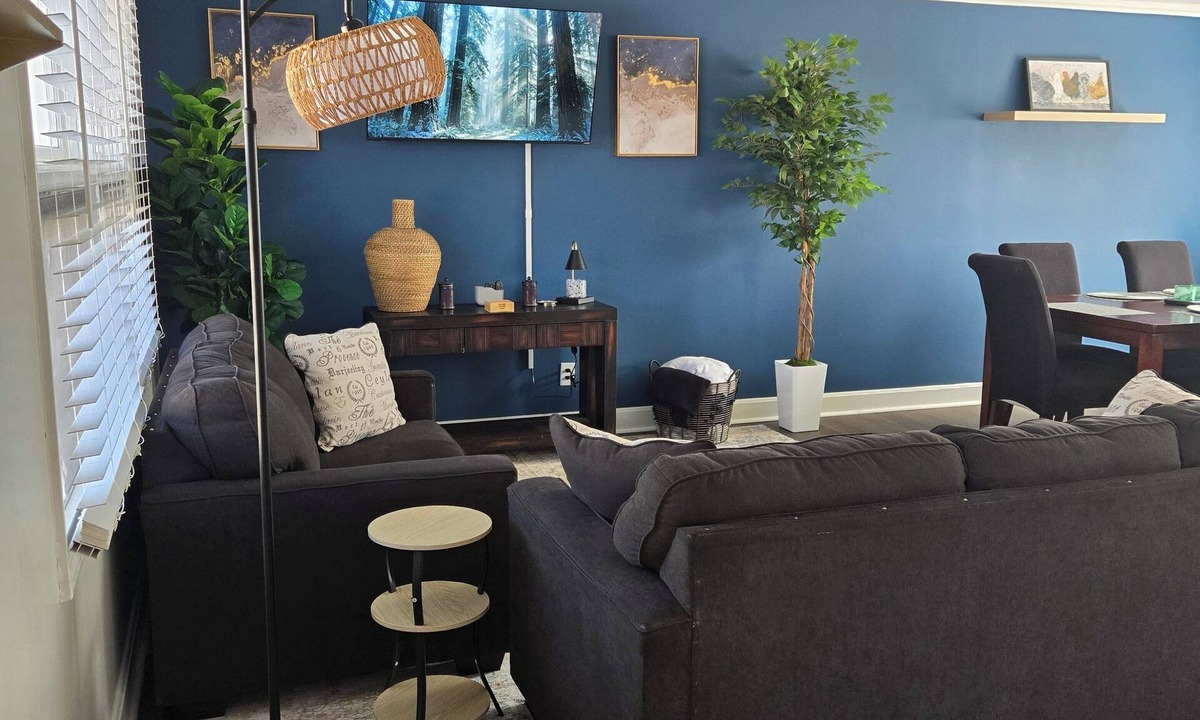 Charlotte House | Cozy 3 BR Home Near CLT International Airport and 10 min from Uptown CLT