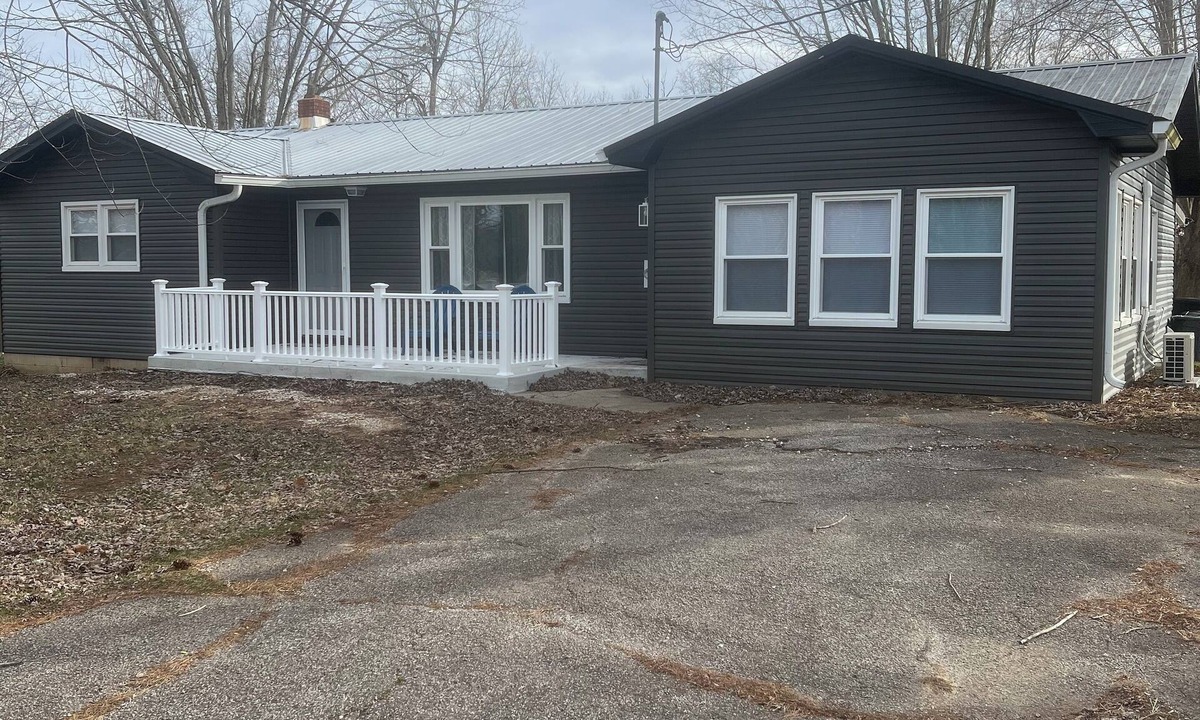 Eckerty House | Cozy 3 br house one minute from Patoka Lake close to the Marina & many ramps
