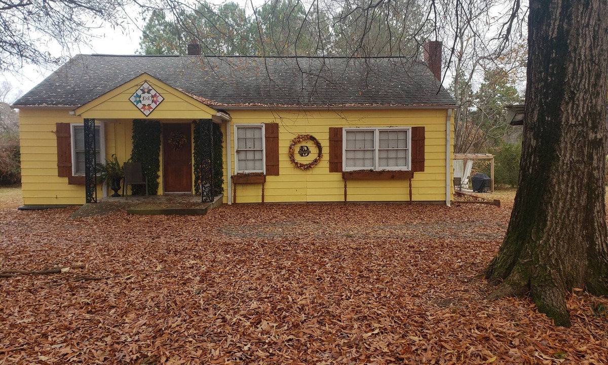 Stokes House | Cozy 3BR-near Hanging Rock, Chateau Vie, Meadows, Friends wedding venues