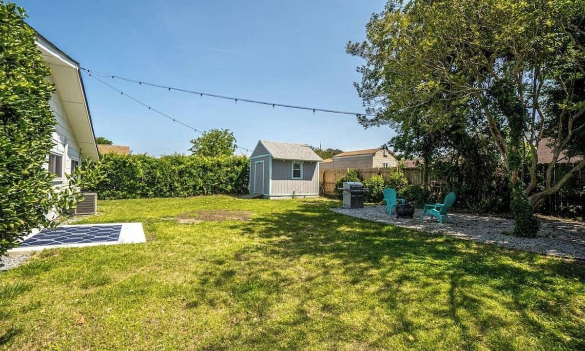 Bayview House | Cozy Bay Cottage private yard blocks from beach!