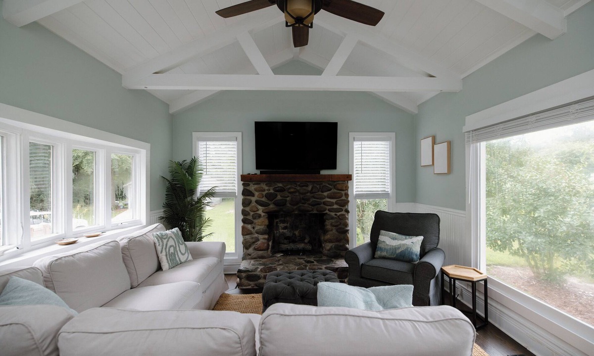Wilmington House | Cozy Beach Bungalow on Lush 1/2 Acre 1 Mile to Beach!