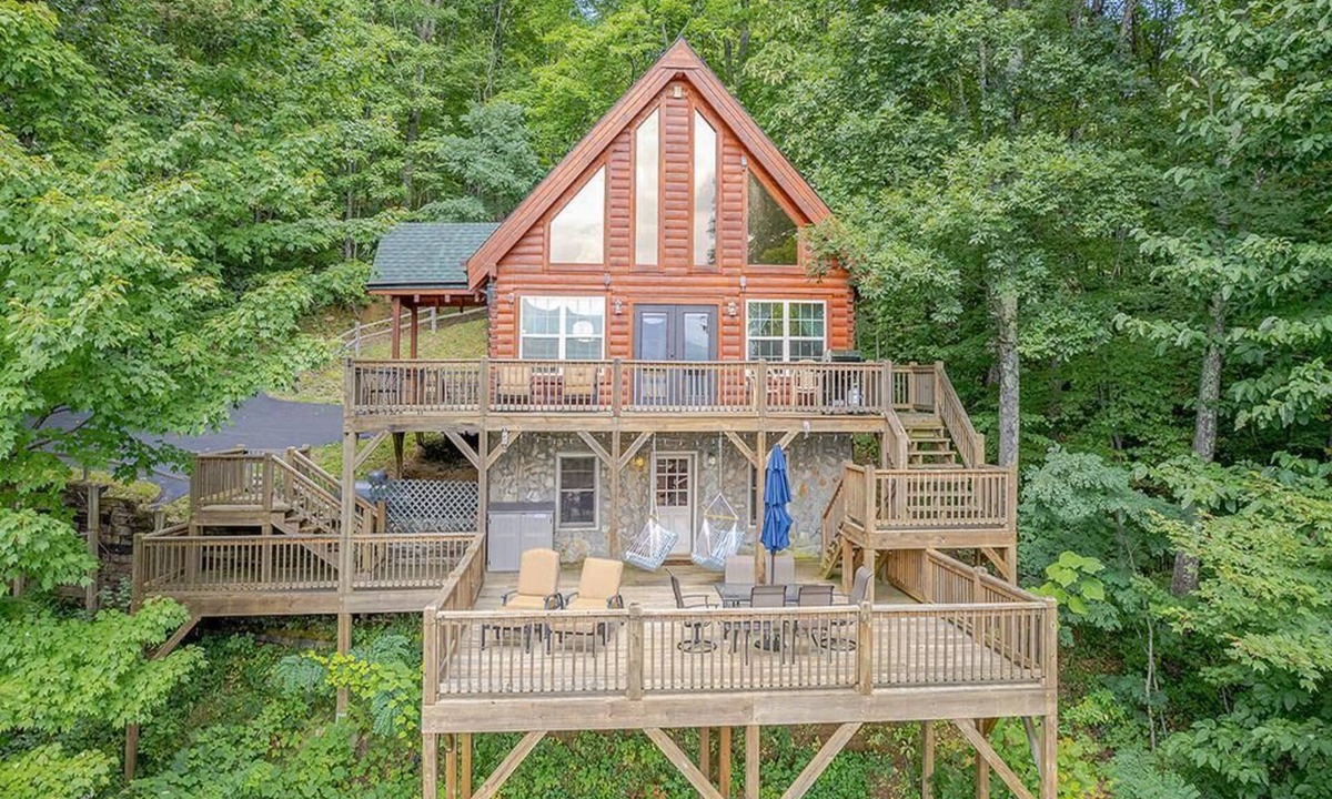 Waynesville Cabin | COZY BEAR CABIN - Private, Cozy, Family Friendly, Mountain Views, Pool Table!