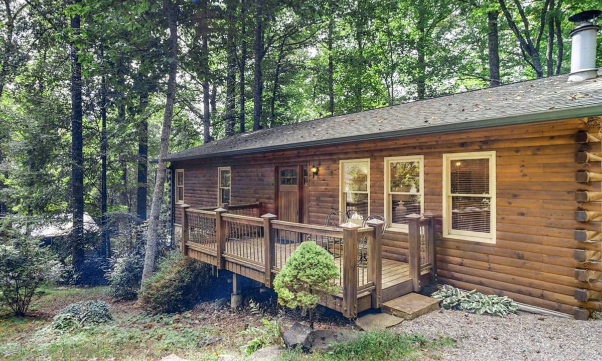 Mirror Lake Cabin | Cozy Cabin In-town by Mirror Lake-1.7 miles to Main St, Hot tub, & fireplace!