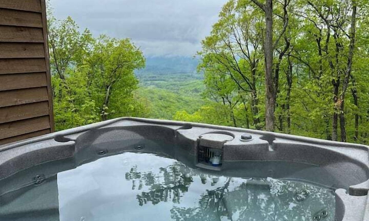 Rileyville House | Cozy Cabin near Shenandoah · Hot Tub & Valley Views · Couples Retreat
