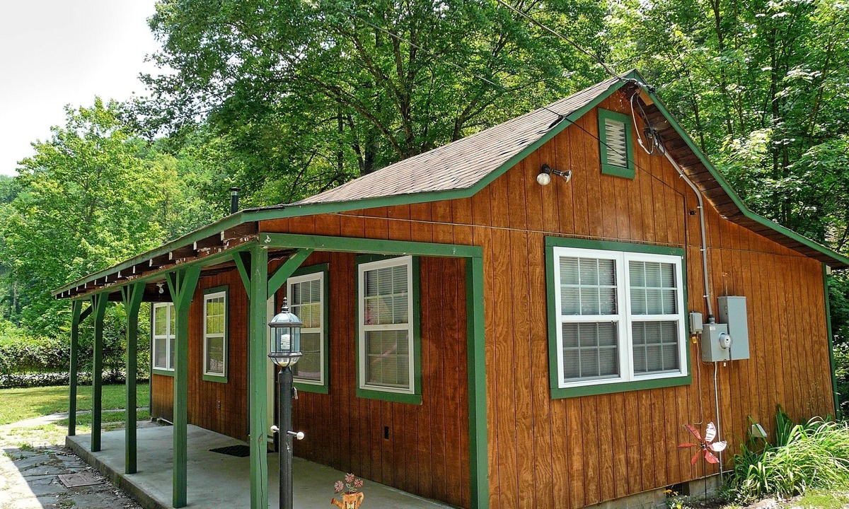 Bryson City Cabin | Cozy Cabin on the Creek-Creek side- Secluded - Charcoal Grill