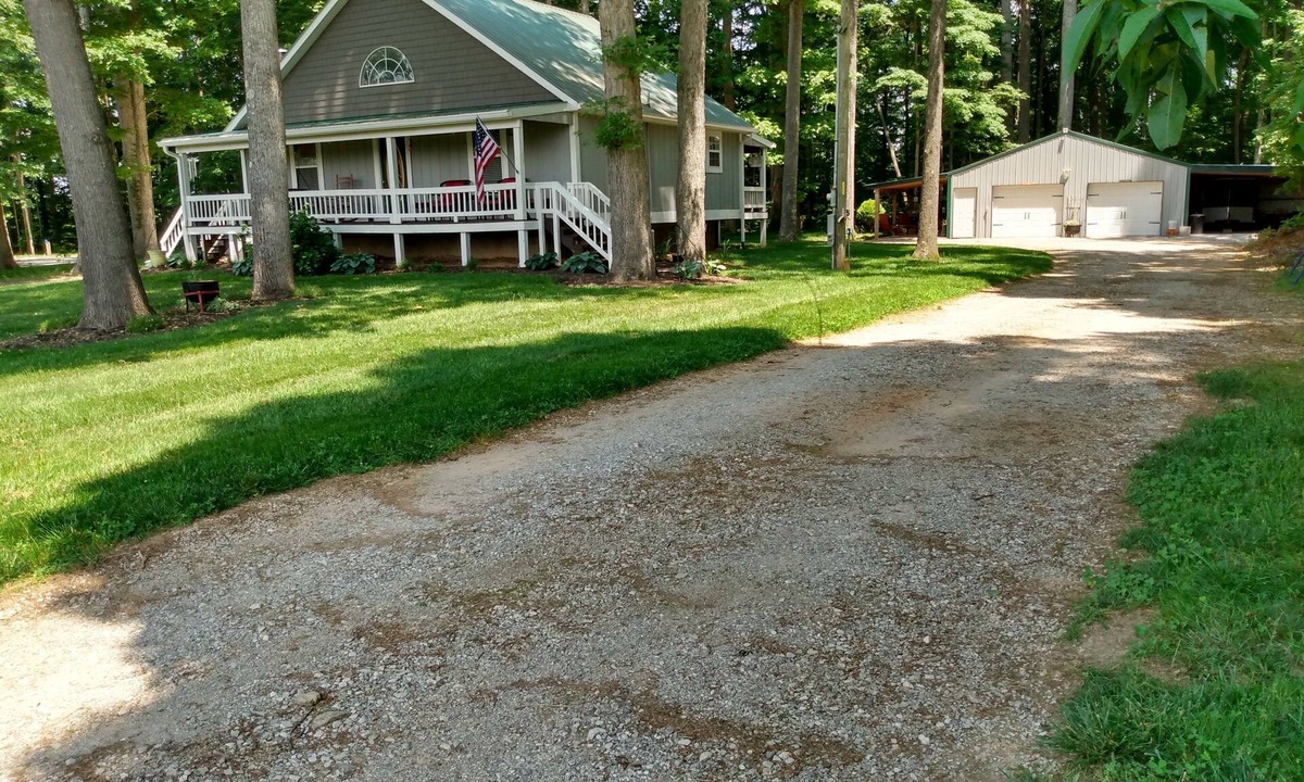 Allons House | Cozy cabin tucked in the woods less than 5 miles from Willow Grove Marina.