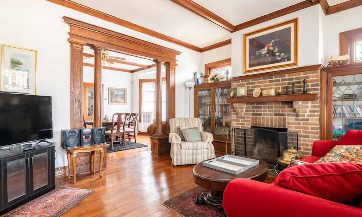 York House | Cozy Cape Cod Bungalow Kg Qn WD Full Kitchen Wifi Desk