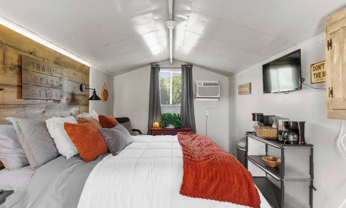 Winona Cottage | Cozy Cottage. Straight Access to Brimstone Trails. Pets. Multiple Hot Tubs
