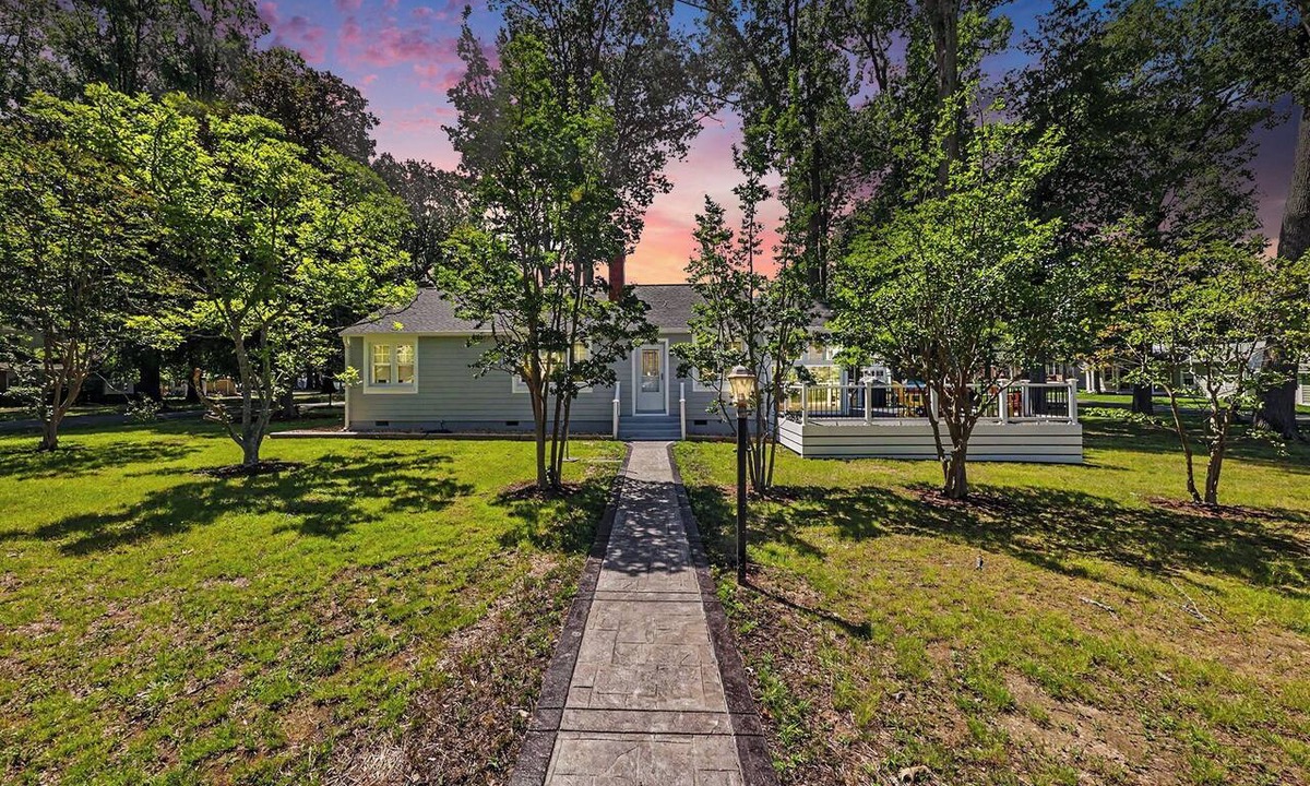 Colonial Beach Cottage | Cozy Cottage with Bay Views, Steps to Water - Grey Goose on Monroe Bay