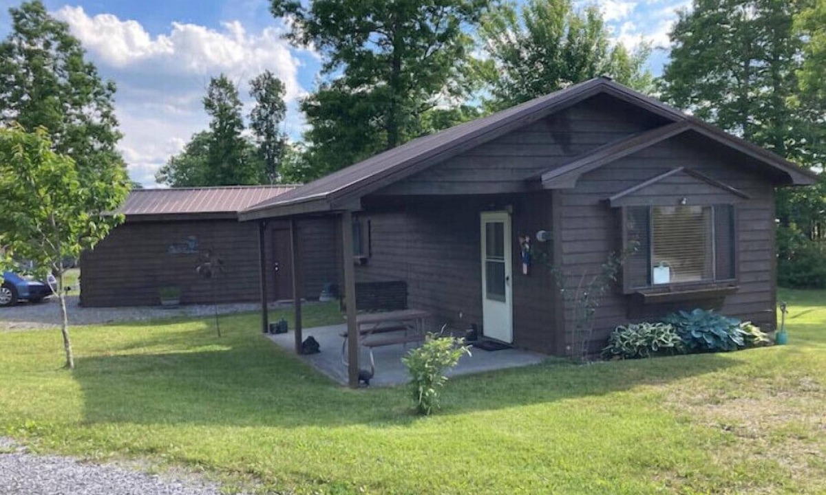 Pipestem Cabin | Cozy Creek Cabin: 1-Bedroom Cabin next to Pipestem Resort