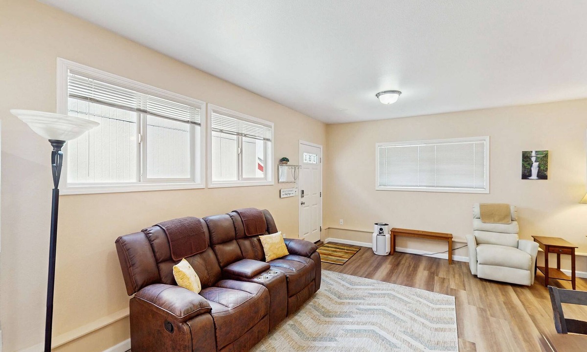 Coburg Apartment | Cozy dog-friendly studio, fast WIFI, AC and in-unit washer & dryer