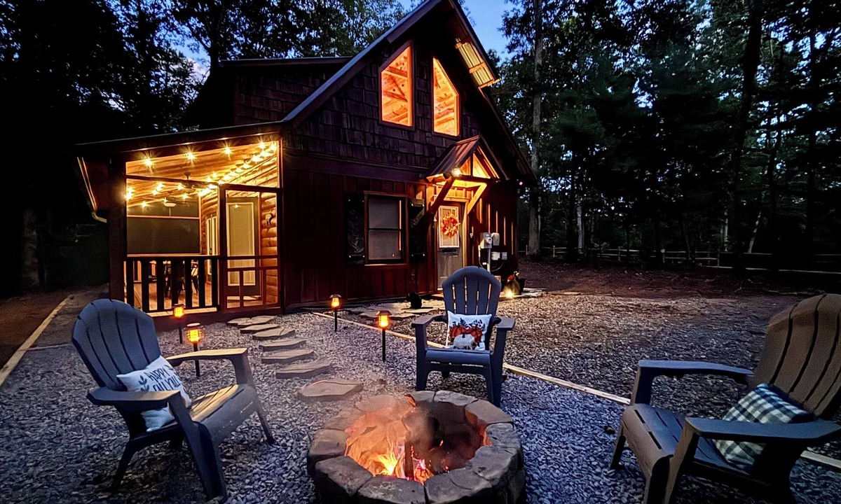 Murphy Cabin | Cozy Forest Cabin - Fireplace, Fire Pit, EV Charger. Near Trails & Casino