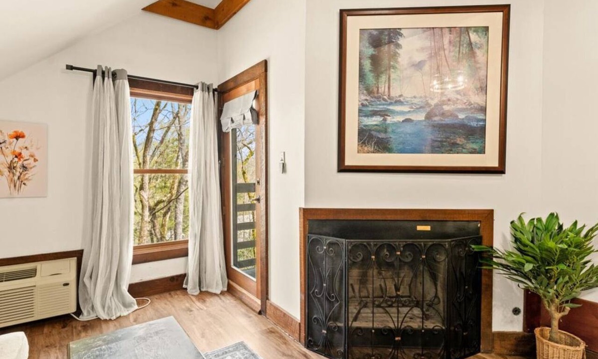 Townsend Hotel | Cozy Hideaway Room - Quiet Lodge Retreat