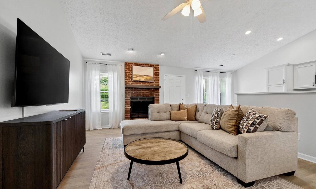 Maxwell House | Cozy Indy Home | Yard, Garage & Fast WiFi