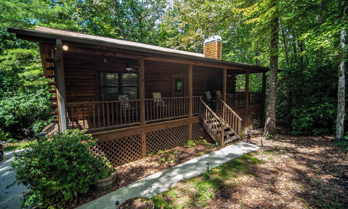 Salem House | Cozy Log Cabin at Lake Jocassee - with Hot Tub, State Park Pass & Boat Parking