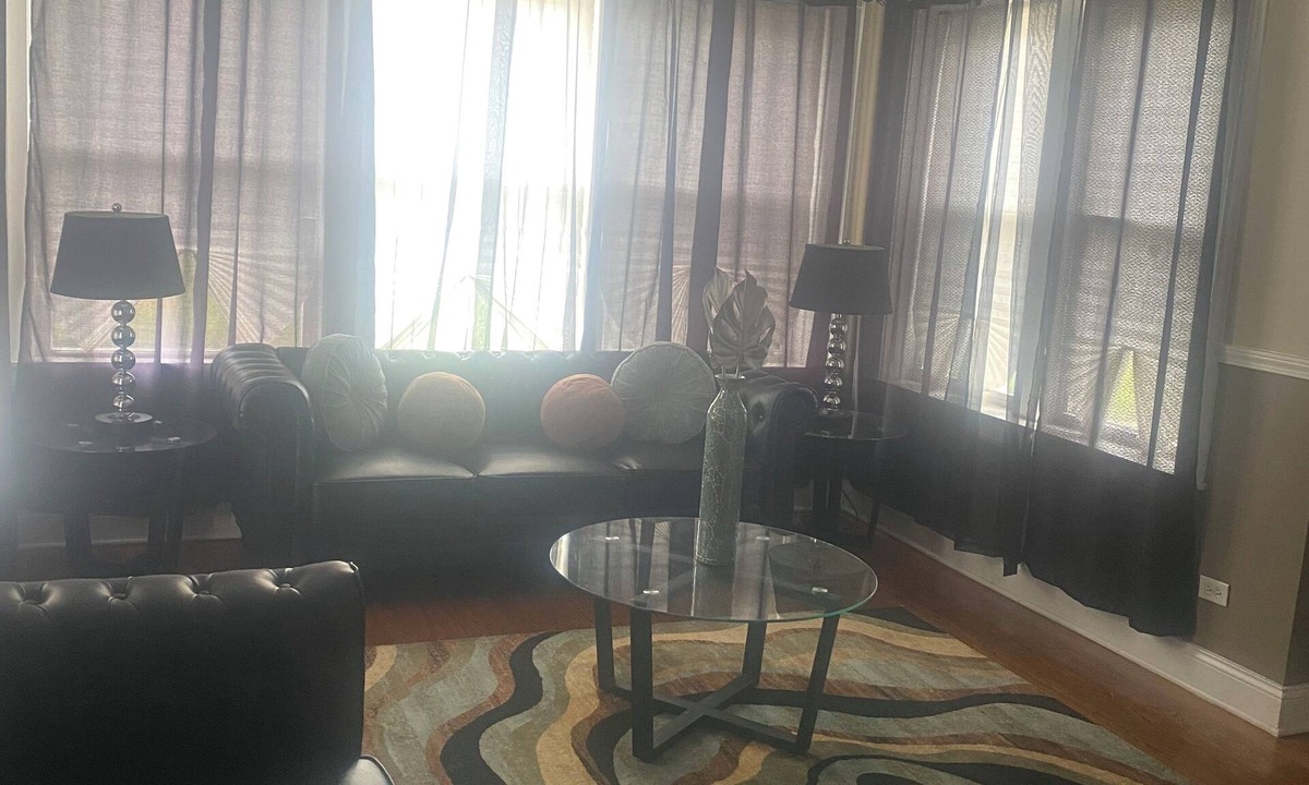 Greater Grand Crossing Apartment | Cozy Modern, 3BRS and 1BA. 5mins from Hyde Park tourist attractions