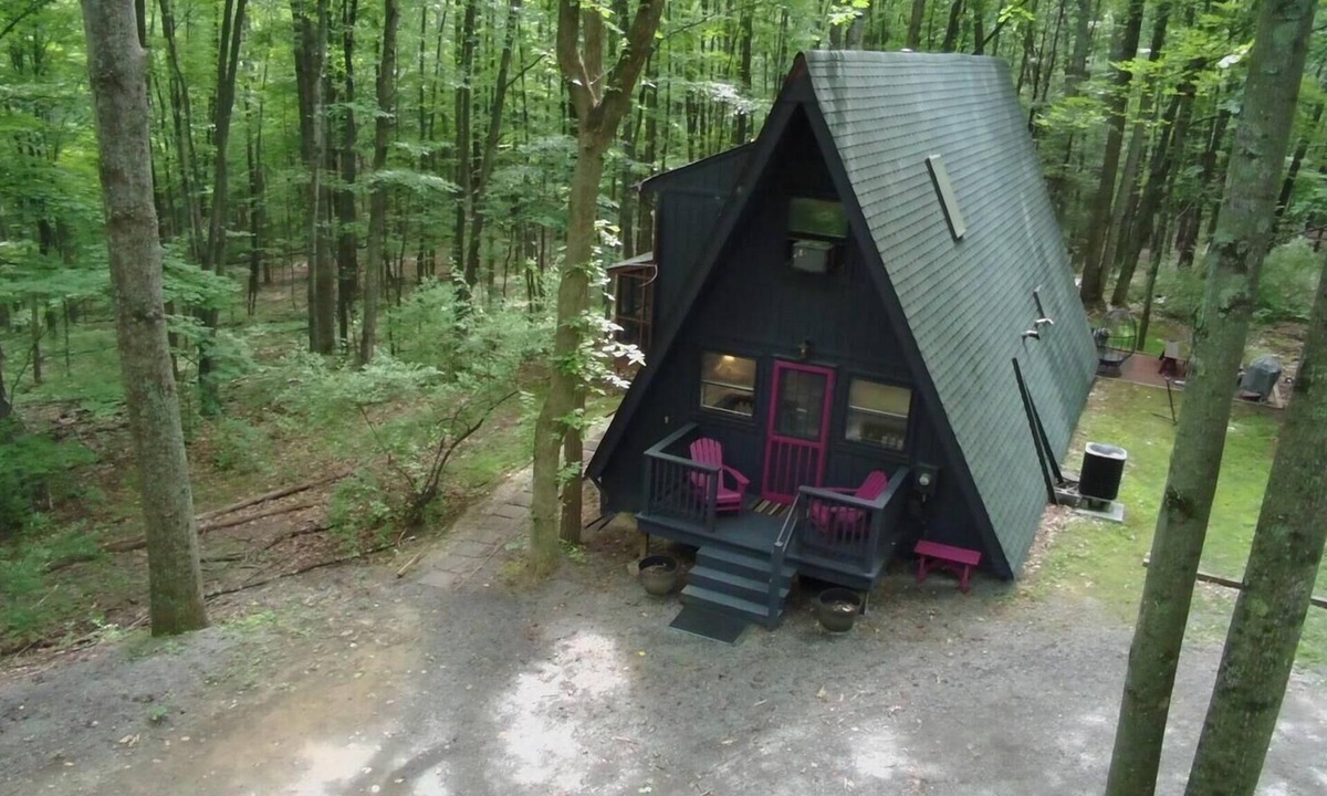 Berkeley Springs Cabin | Cozy Modern Private Cabin w/Hot Tub in Coolfont.