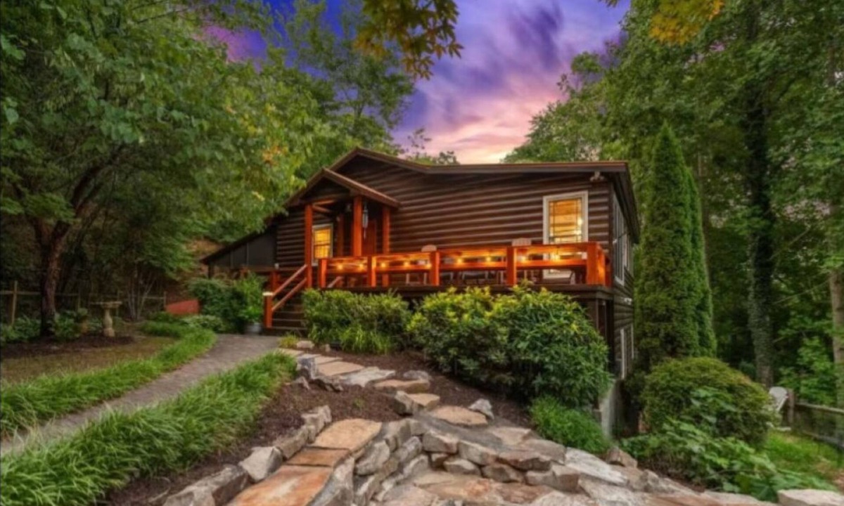 Foxfire Estates Cabin | Cozy Mountain Cabin: HotTub Firepit Game Rm Family Friendly 10 Mins to Downtown!