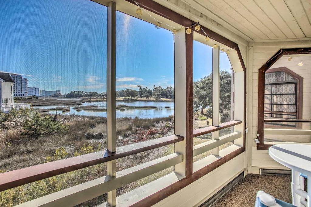 Myrtle Beach Apartment | Cozy Myrtle Beach Condo with Porch - Walk to Beaches