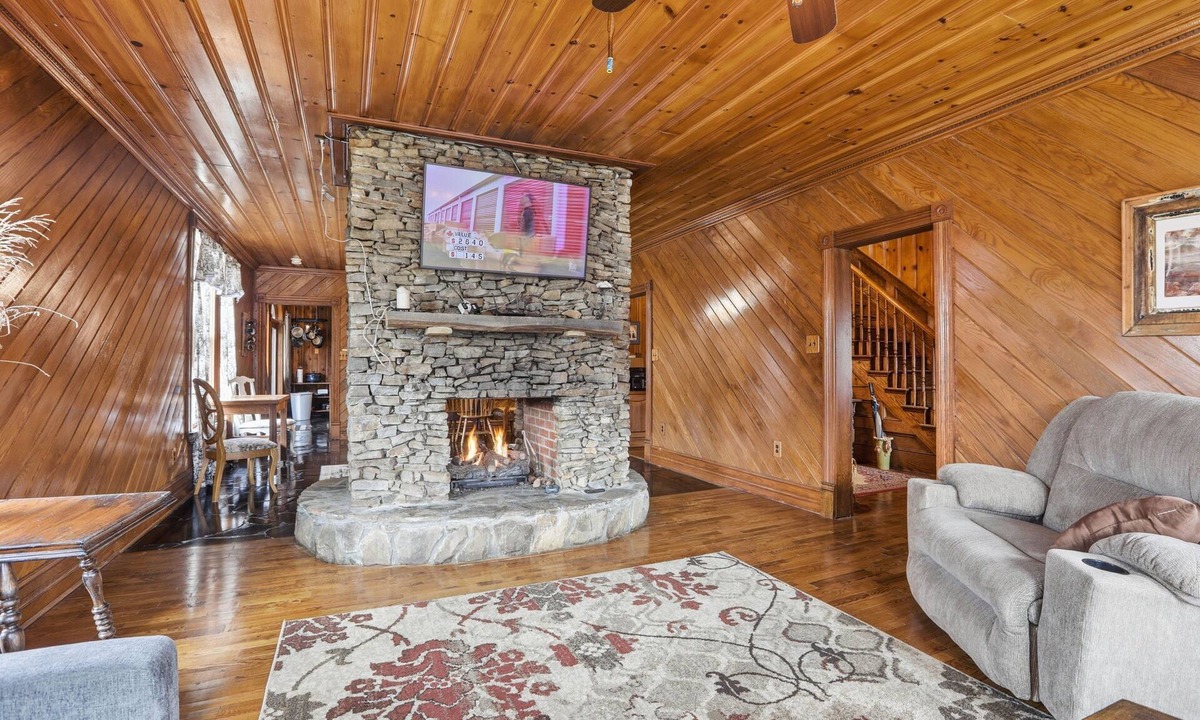 Bristol House | Cozy & Spacious 4BR Home | Sleeps 10 to 14