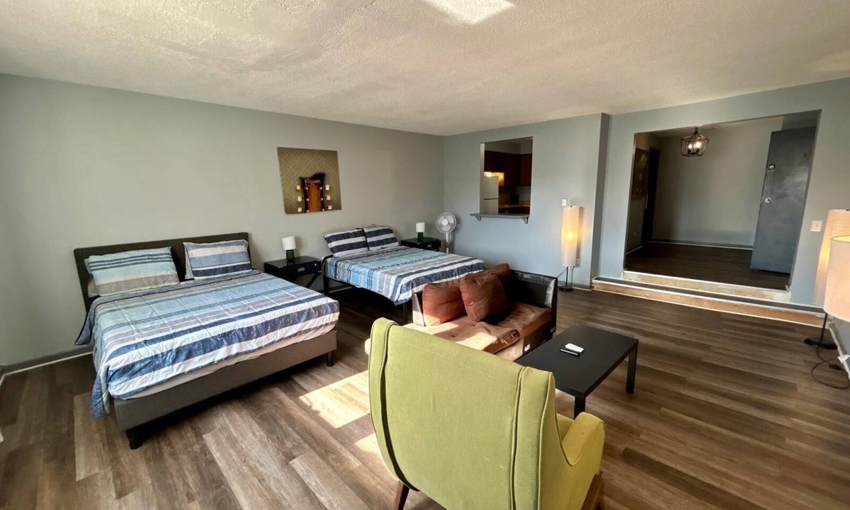 West Ridge Apartment | Cozy Studio with Two Queen Beds in Chicago near Transit and Dining