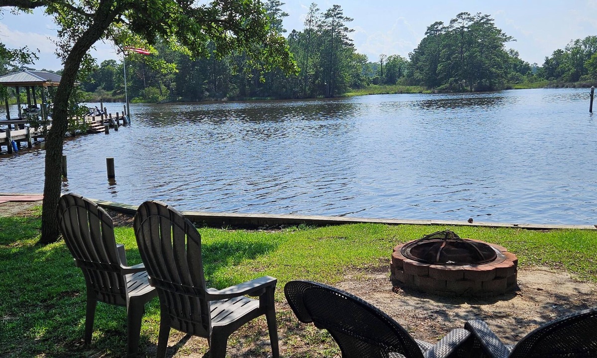 Oriental House | Cozy waterfront travel trailer 1 bedroom and AC, WiFi in charming Oriental