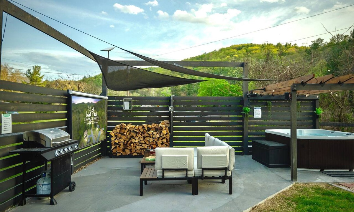 Luray Cabin | Creekside Cabin: Hot Tub, Cinema, EV Charger, Dogs