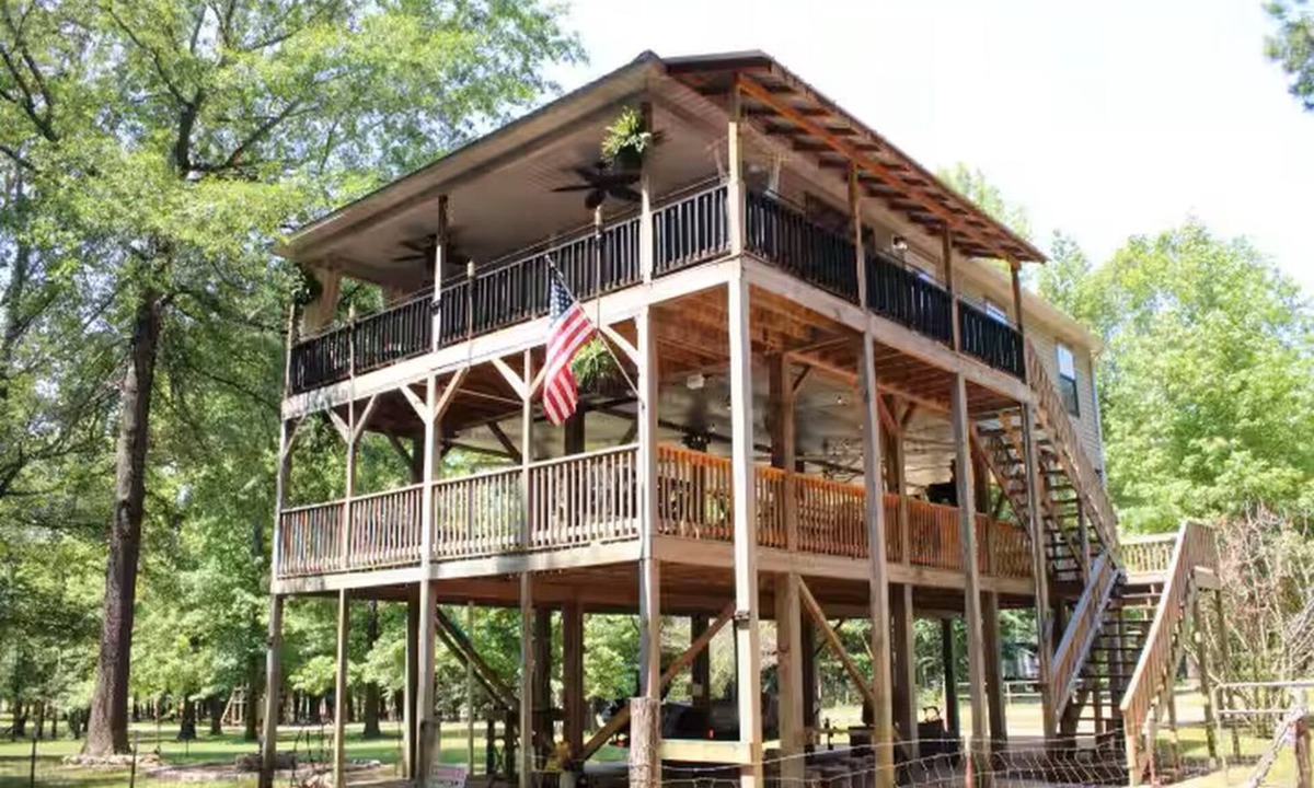 Morris Chapel Cabin | Creekside Cabin w/Boat Ramp, Fire Pits & Outdoor Theater – Sleeps 6