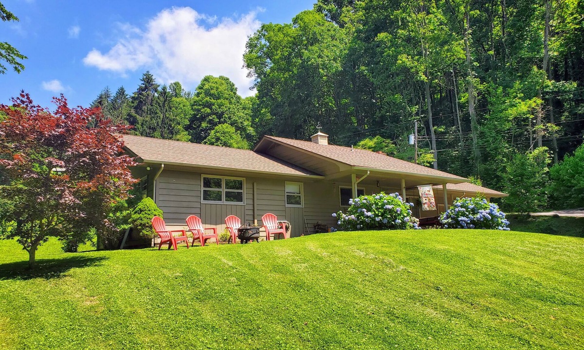 Waynesville Cottage | Creekside Cottage Near Parkway