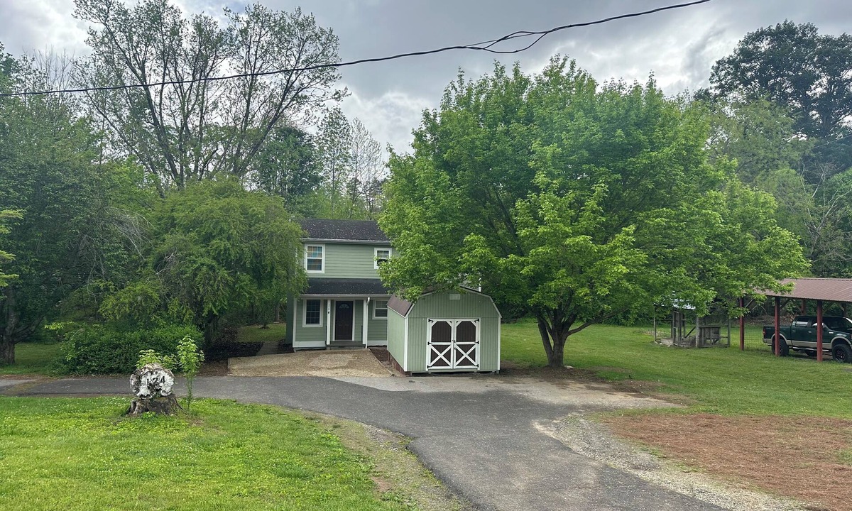 Brevard House | CREEKSIDE HOUSE NEAR PISGAH FOREST ENTRANCE AND BREVARD