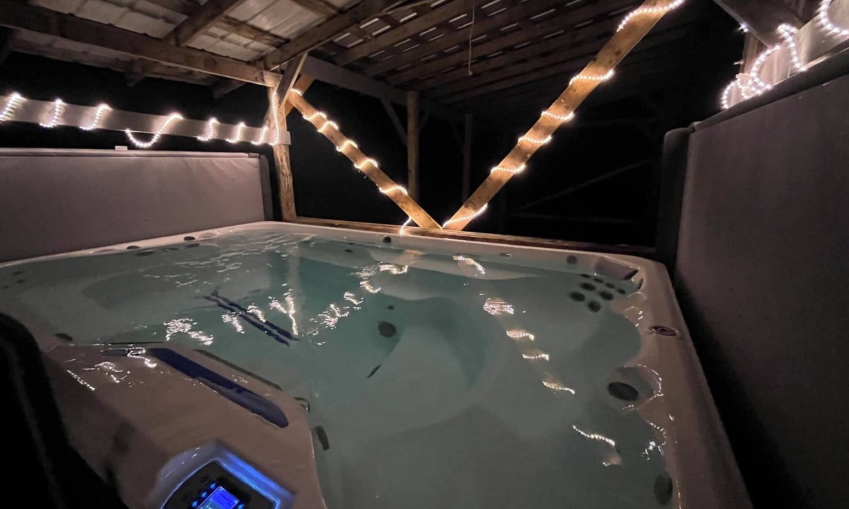 Monticello House | Cumberland Belle Lakehouse 9 bedrm, 20 bed, 7 bath, swimspa/hotub&sauna