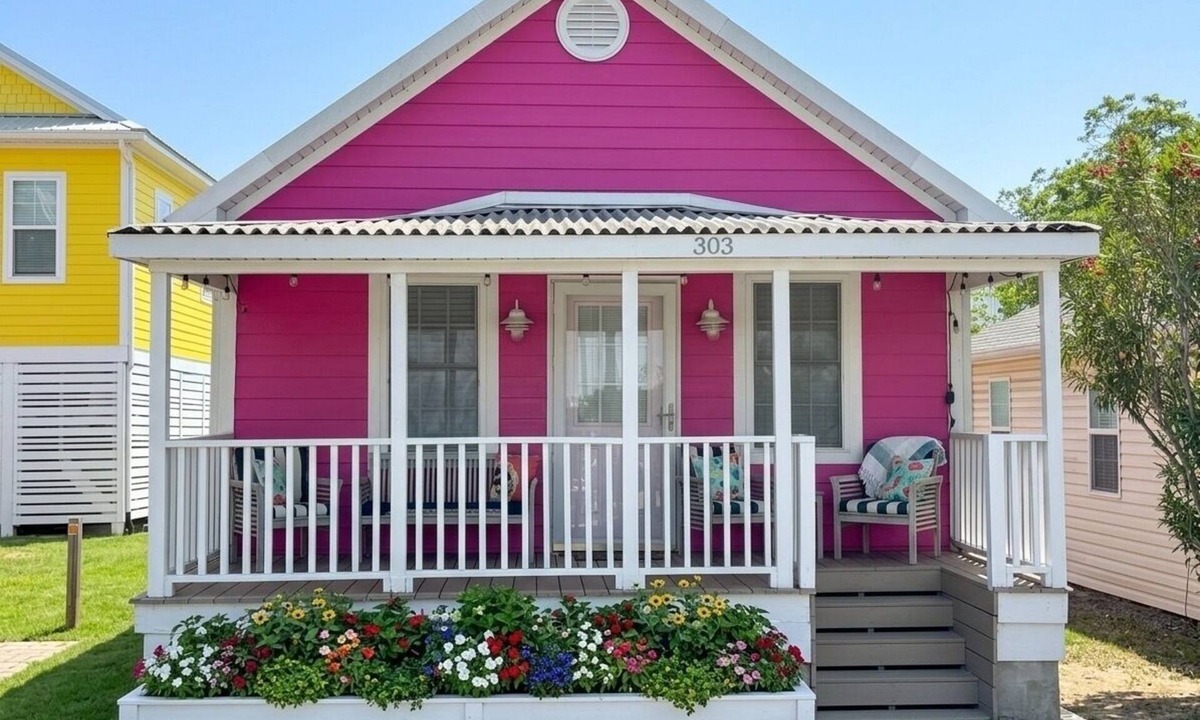 North Carolina Coast House | Cutest Cottage on the Beach- FREE WIFI and Laundry Included sleeps 5