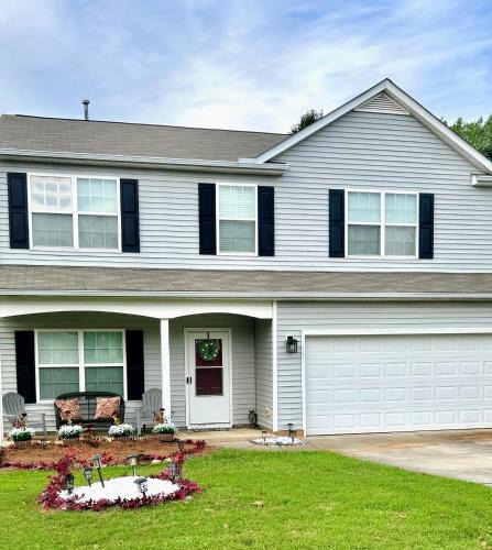 Burlington House | D's Creekside NorthCarolina Home Sleeps 10 Apartment A