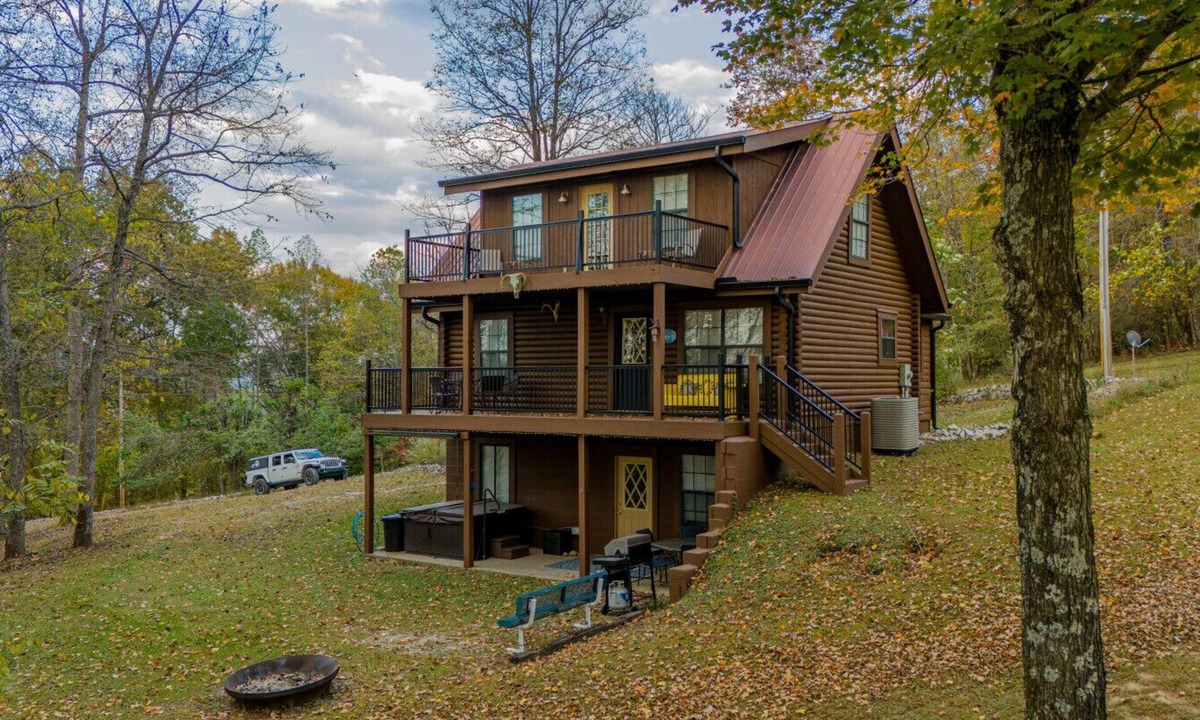 Byrdstown Cabin | Dale Hollow Cabin · 3 Levels · Hot Tub · Huge Fire Ring · Sleeps 10
