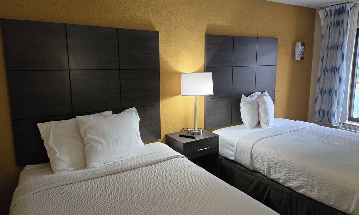 Paw Creek Hotel | Days Inn by Wyndham Charlotte Northlake