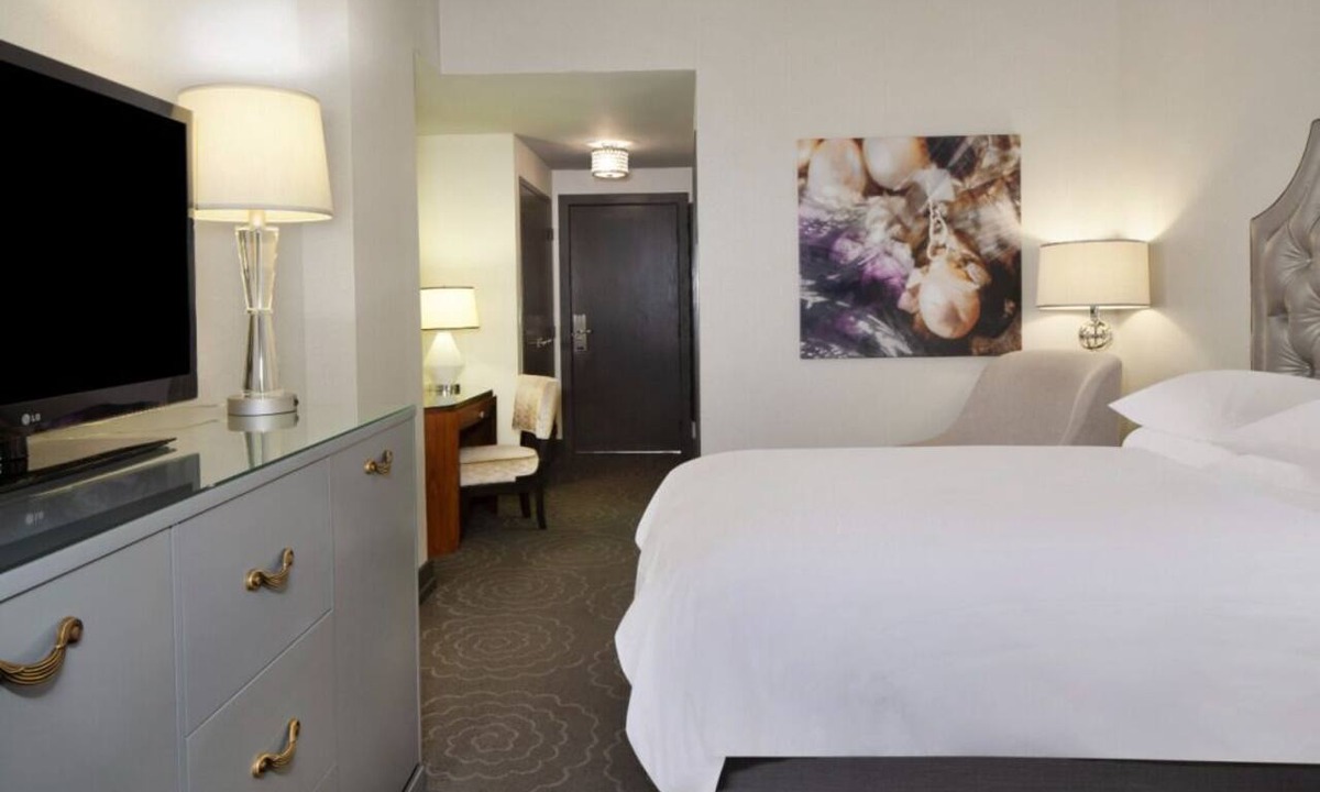 The Loop Hotel | Dazzling Downtown Stay Near Riverwalk & Museums | 4 Amazing Rooms