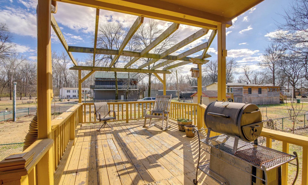 Tunica Cabin | Deck & Fire Pit! Cabin Half-Mi to Tunica Lake