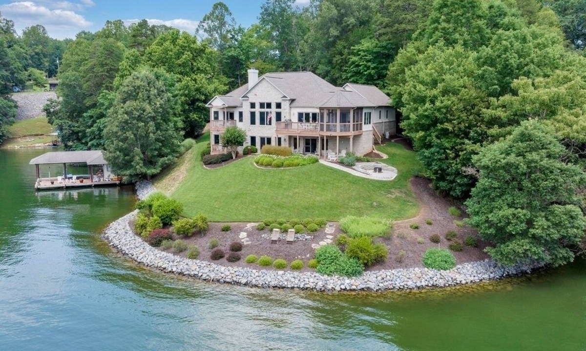 Moneta House | Deep Water Lakefront Oasis 5br+3 Flex Rooms: Deep Dock+Firepit+Kayaks; Sleeps 18