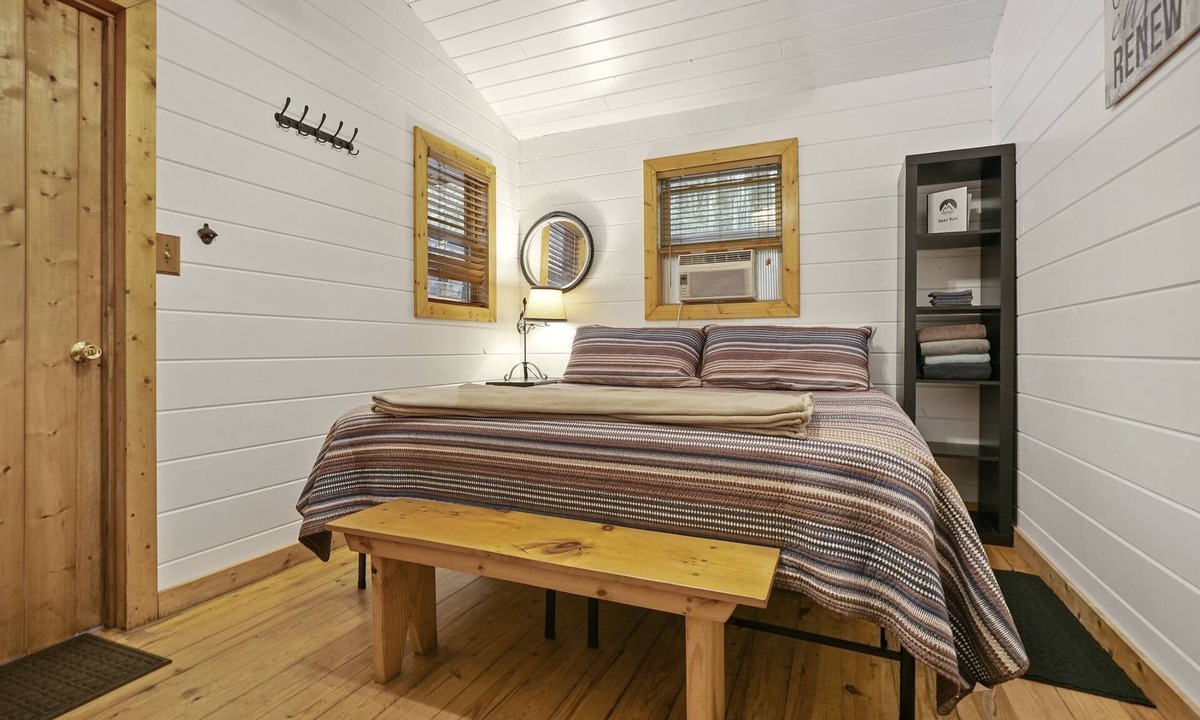 Ellijay Cabin | DEER RUN Private cabin at Mulberry Gap in adorable Ellijay with AC, WiFi