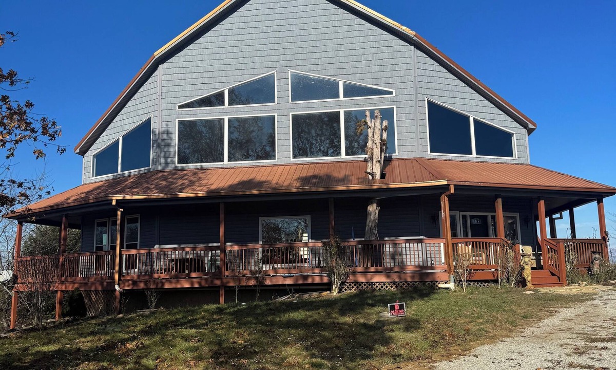 Bloomfield Cabin | DERBY SPECIAL includes parking spot 50 ft from the track . 6-bedroom lodge