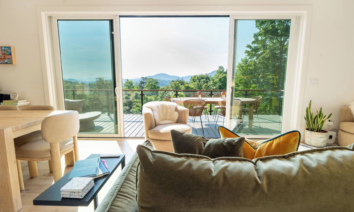 Young Harris House | Designer Mountain Retreat - Hot Tub + Mtn Views + Pickleball + King beds