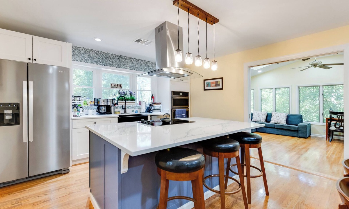 Quinton House | Dew Drop Inn | 4BR Retreat | Lakeside | Hot Tub