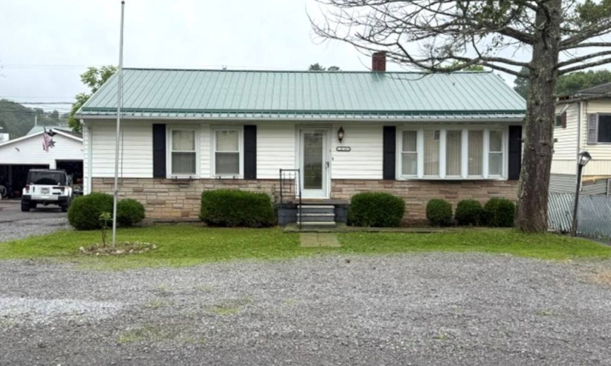 Bluewell House | Dirtman Digs is a Spacious 4-bedroom house in welcoming Bluefield with AC
