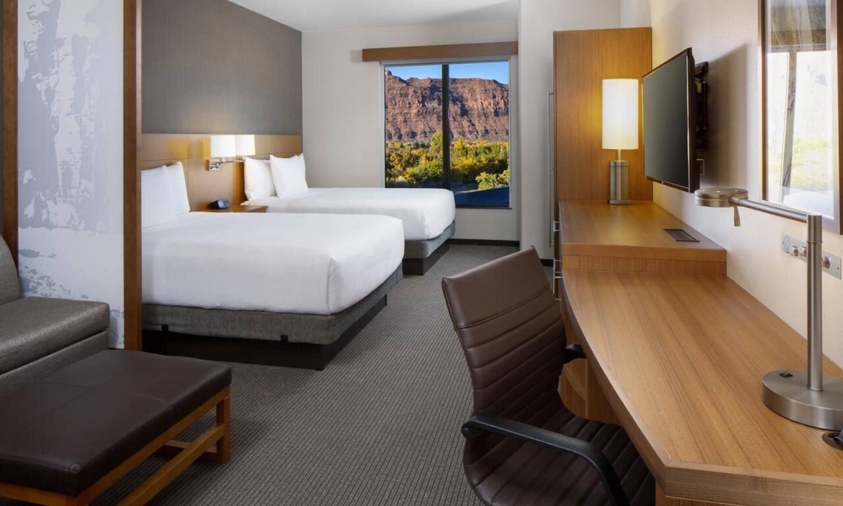 Moab Hotel | Discover a Hidden Treasure: Free Breakfast, Pool, Hot Tub, Parking!