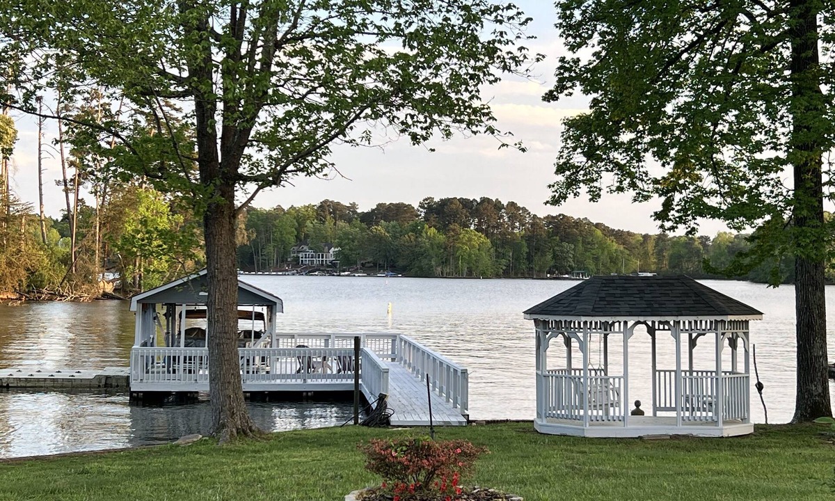 New London House | Dock Holiday - beautiful views on Badin Lake. Updated kitchen & game room