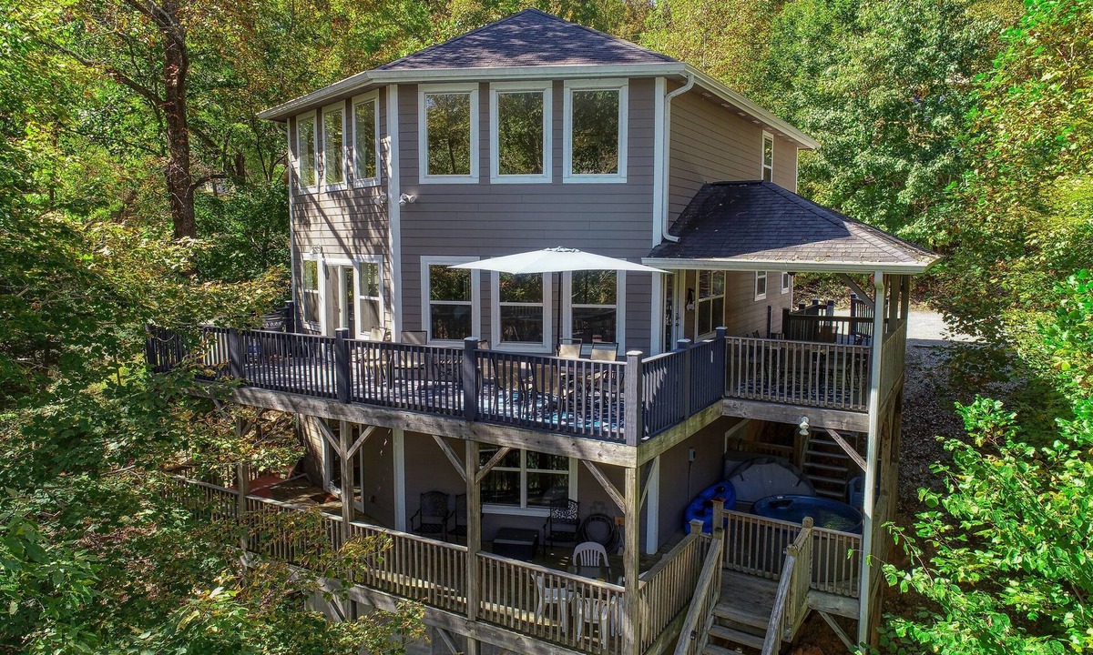 Flat Hollow Marina House | Dock Holiday – Lakefront, Sleeps 19, private dock, private hot tub